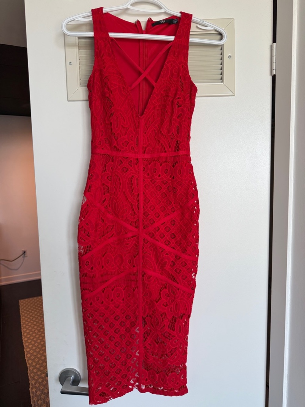 Misguided Red Lace Sleeveless Midi Dress
Size 0